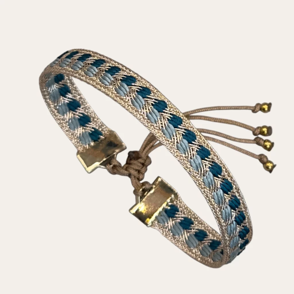 Bracelet tissé INA bleu bijou marocain en fils dorés et fibre d’aloe vera