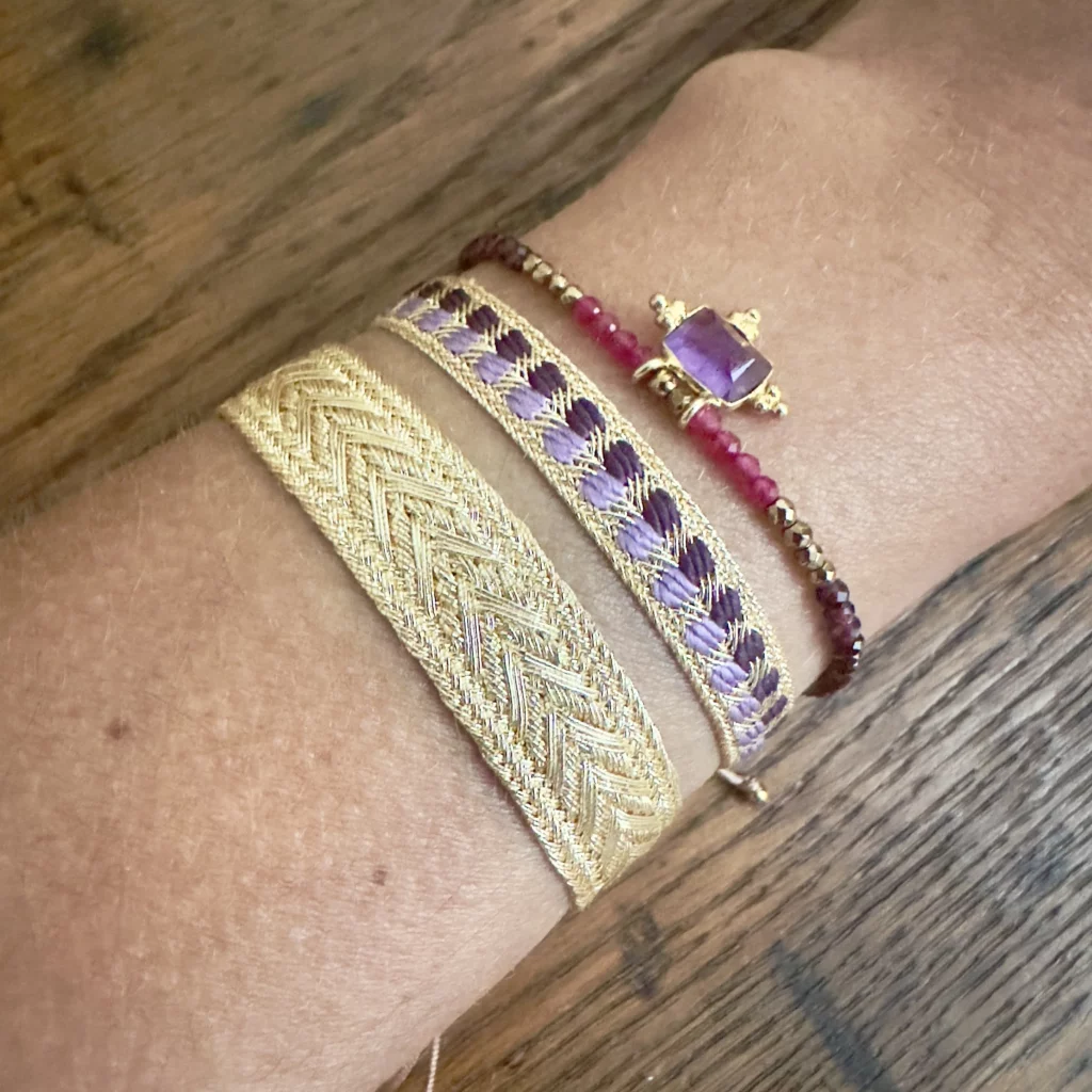 Bracelet tissé INA rose – bijou marocain élégant en fils dorés