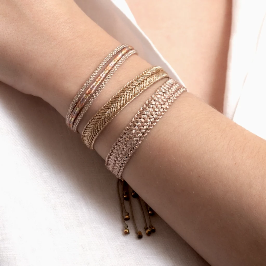 Bracelet BELA porté en fils bronze motif entrelacé raffiné