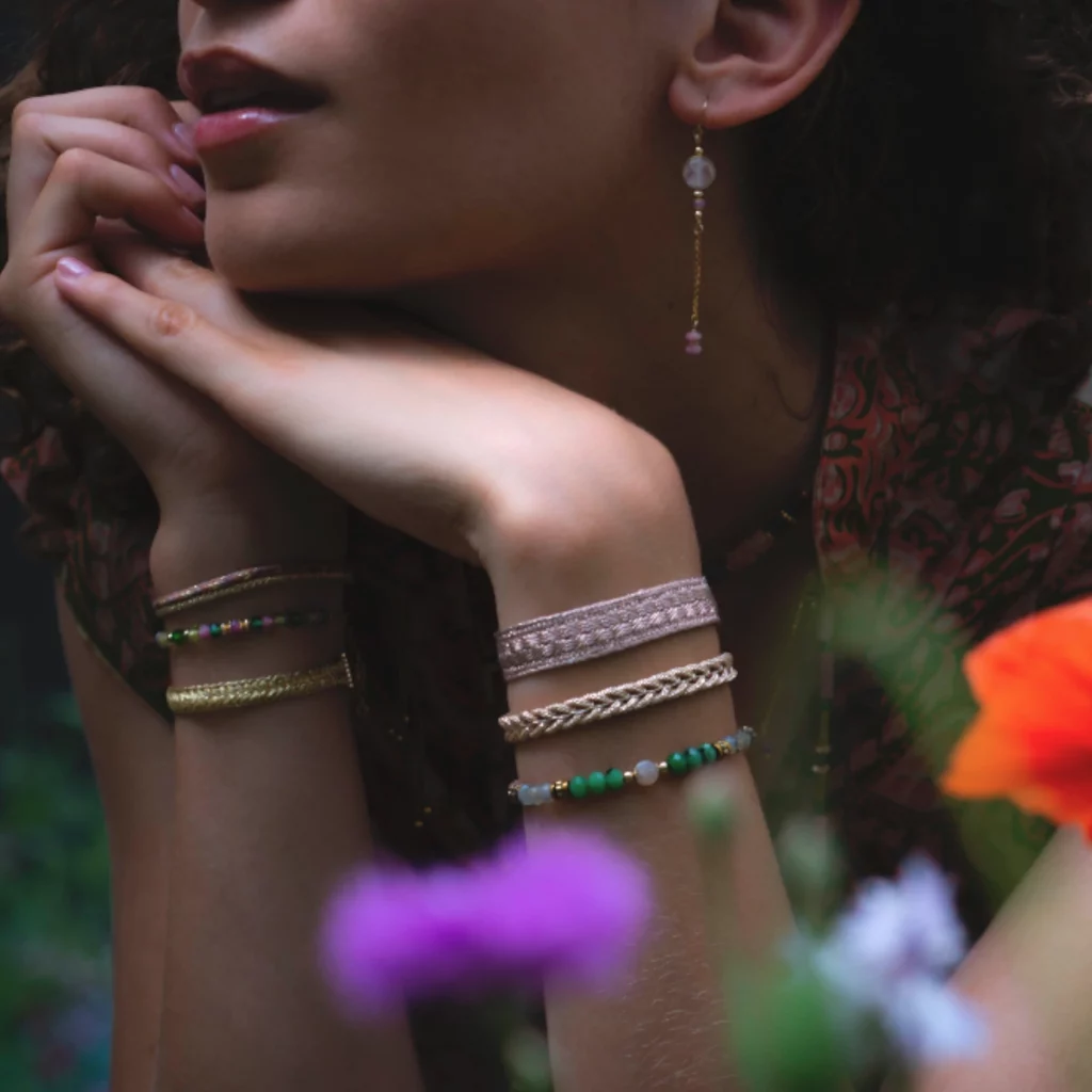 Bracelet TRÉSOR porté – bijou tressé en relief fin sur le poignet, lumineux et raffiné