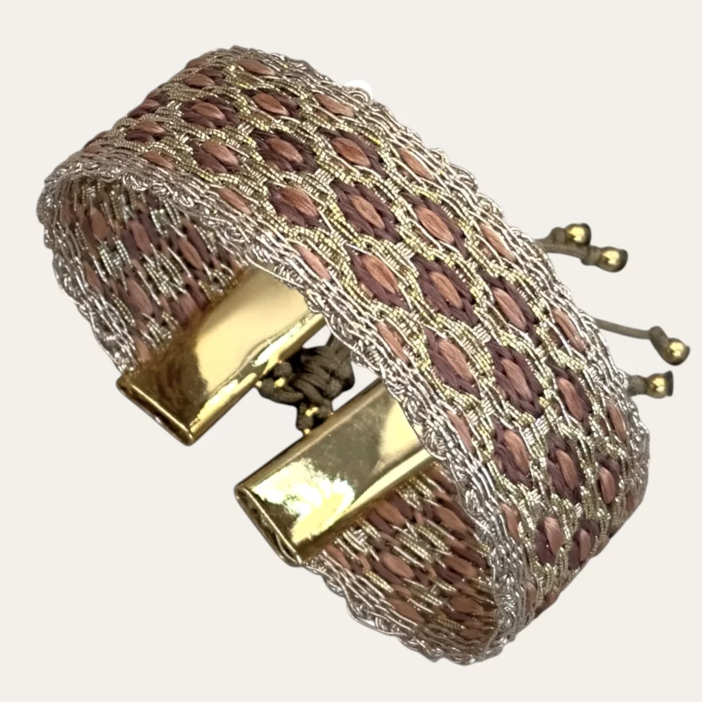 Manchette SAPHIA or champagne terre de sienne beige motif losange – bijou tissé artisanal