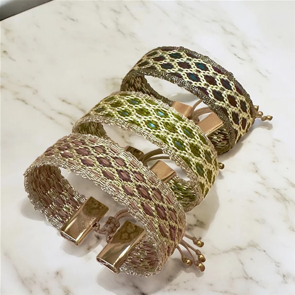 Bracelets SAPHIA en fibres d’aloe vera – trois déclinaisons colorées avec motif losange artisanal.