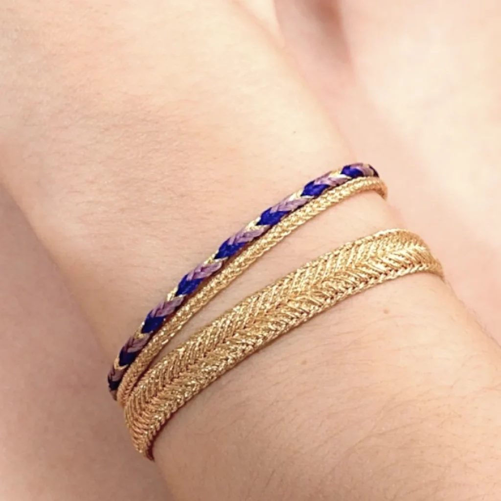 Bracelet TESS Hanfaz, bijou bohème tressé à la main en fibre naturelle d’Aloe Vera et fils dorés, élégant et fin