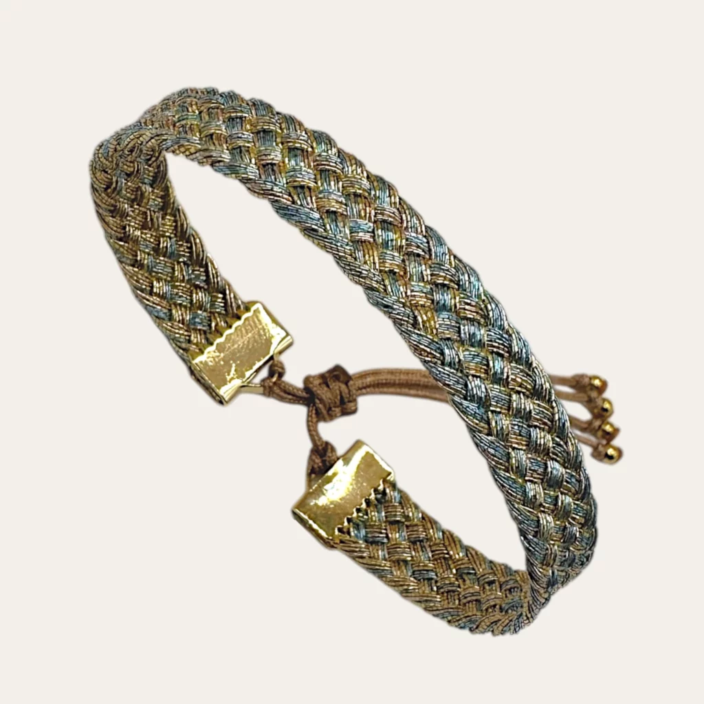 Bracelet TARA bleu tissé à la main en fils dorés
